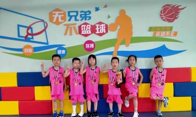 幼儿篮球2打1的正确防守姿势（培养幼儿篮球基本防守技巧的关键）