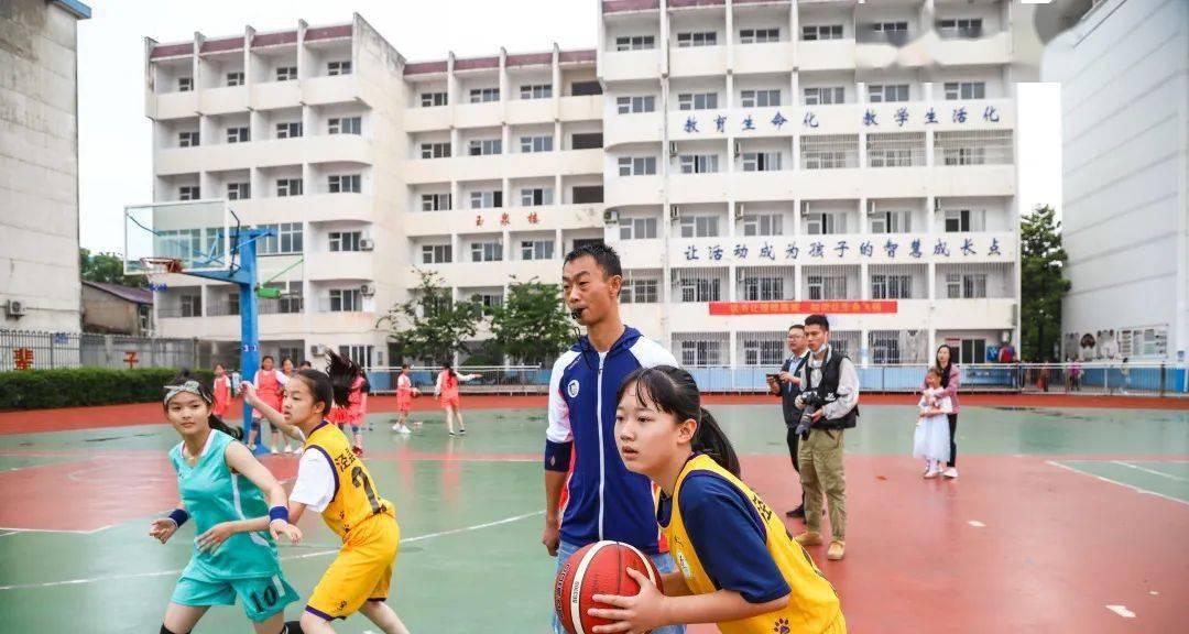 小学生篮球赛防守站位要求（培养小学生篮球比赛中的防守技能，提升整体表现）