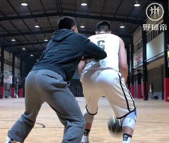 篮球背打防守方的主动发力（攻其不备，制胜关键！）