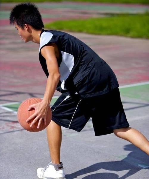滑步防守教学慢动作篮球技巧（掌握关键滑步，提升防守实力）