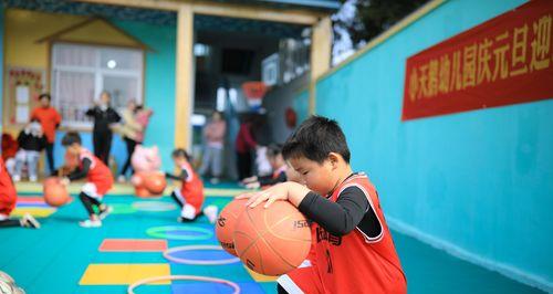 幼儿U6篮球训练之人盯人防守（培养幼儿基本盯人防守技能的有效训练方法）