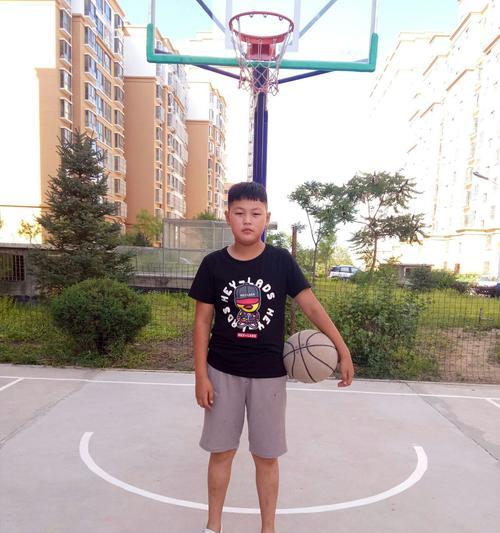 小学生打篮球中的防守规则误解（揭秘小球员常犯的防守错误）