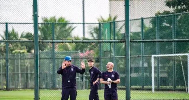 篮球场防守员的重要地位（捍卫球场荣誉的守护者）
