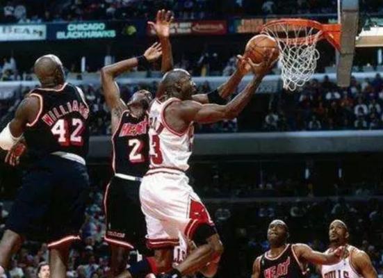 科比防守詹姆斯（NBA历史最伟大的得分后卫对抗现役最全能球员）