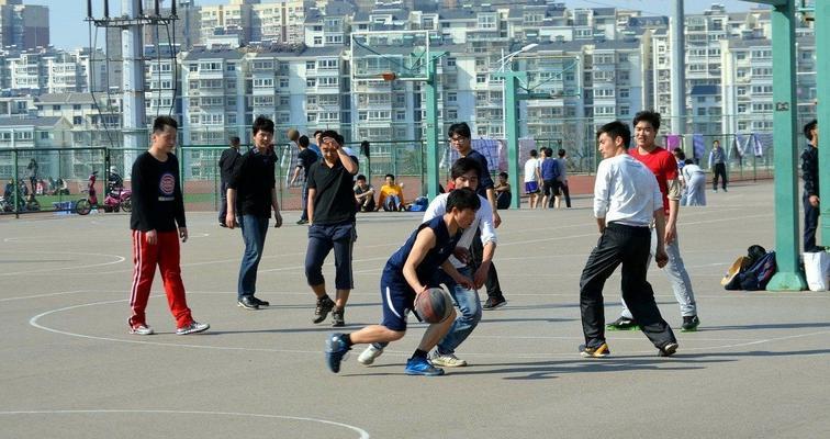 篮球野球场的防守容易犯规的原因及解决方法（分析篮球野球场防守犯规的常见问题和改善策略）