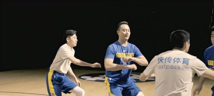 防守篮球中的无球挡拆（有效应对无球挡拆，掌握防守关键点）