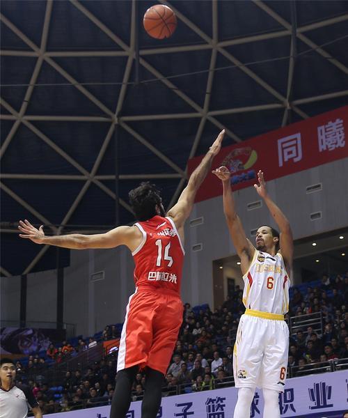 篮球122防守战术讲解（全面阻击对手攻击的关键技巧）