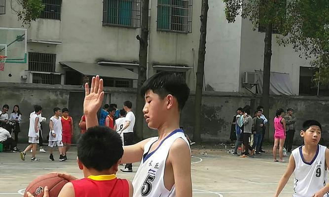 青少年篮球个人防守的技巧与策略（提升防守效果的关键技巧和训练方法）