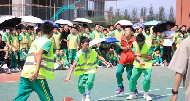 如何提高小学篮球防守能力（打造坚实的篮球防守基础，让你成为铁壁篮下的守卫）